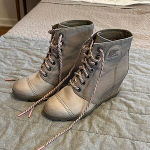 Sorel Women's Gray Lace-Up Wedge Boots